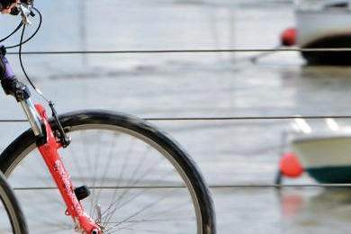 Fahrradfahrer beim Einsteigen auf eine Fähre am Gardasee