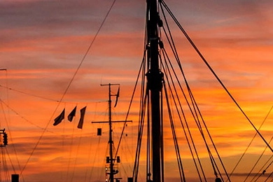 Paar genießt Sonnenuntergang bei Schifffahrt auf dem Gardasee