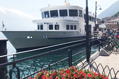 Schnelle Fähren am Gardasee überqueren den See in 15 bis 30 Minuten