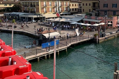 Weinglas auf Bootstour am Gardasee
