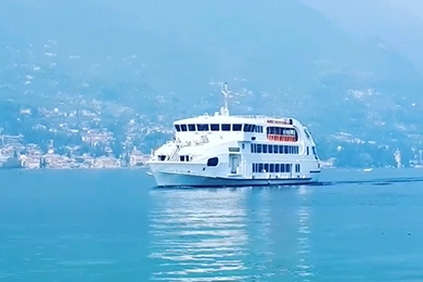 Passagierfähre auf dem Gardasee bei klarem Wetter – Bootsfahrten und Preise