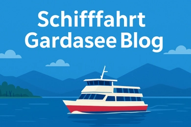 Blick auf den Gardaseee mit Booten und Uferpromenade