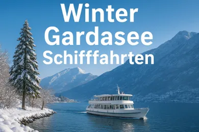 Winterliche Schifffahrt auf dem Gardasee mit Blick auf schneebedeckte Berge