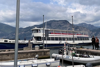 Älteres Paar genießt ruhige Schifffahrt auf dem Gardasee bei Sonnenschein