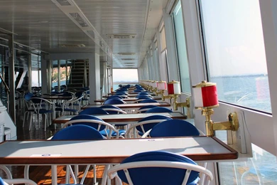 Romantische Schiffsfahrt bei Sonnenuntergang am Gardasee